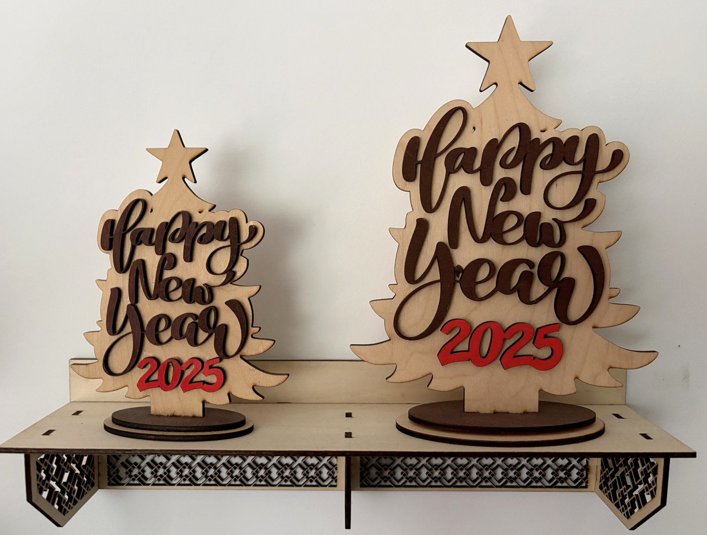 Árbol de Año Nuevo de madera de abedul con la frase Happy New Year y el año en rojo