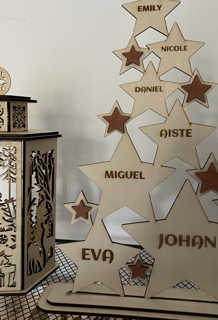 Árbol de Navidad de madera de estrellas con los nombres Emily, Nicole, Daniel, Aiste, Miguel, Johan y Eva