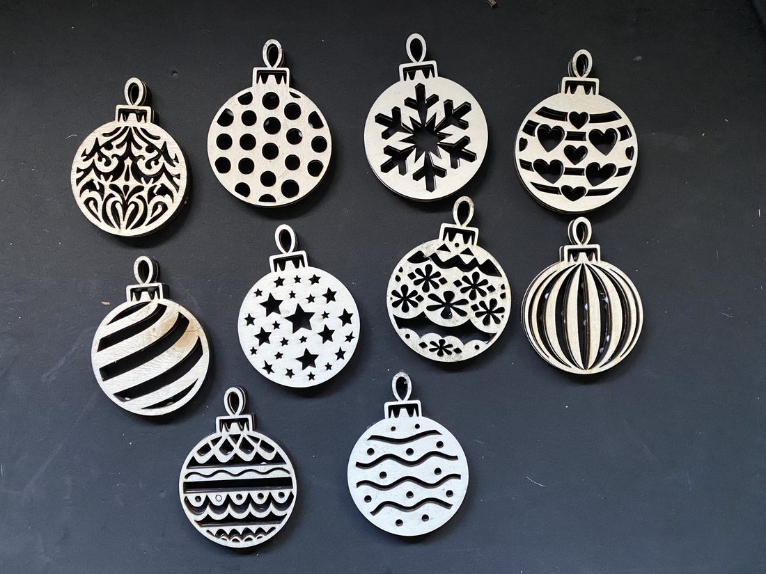 Colección de bolas de Navidad de madera calada con distintos diseños