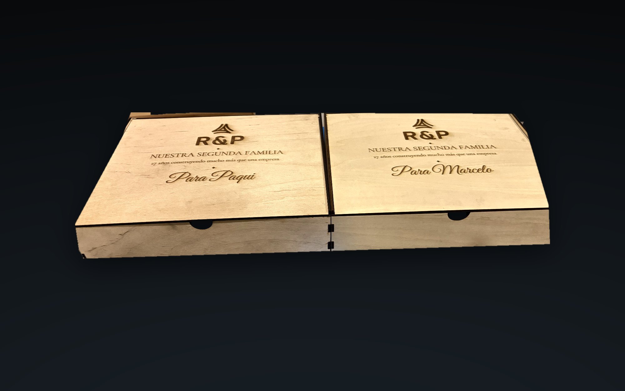 Cajas de madera grabadas con el logo y el nombre de cada persona — merchandising de empresa que se conserva