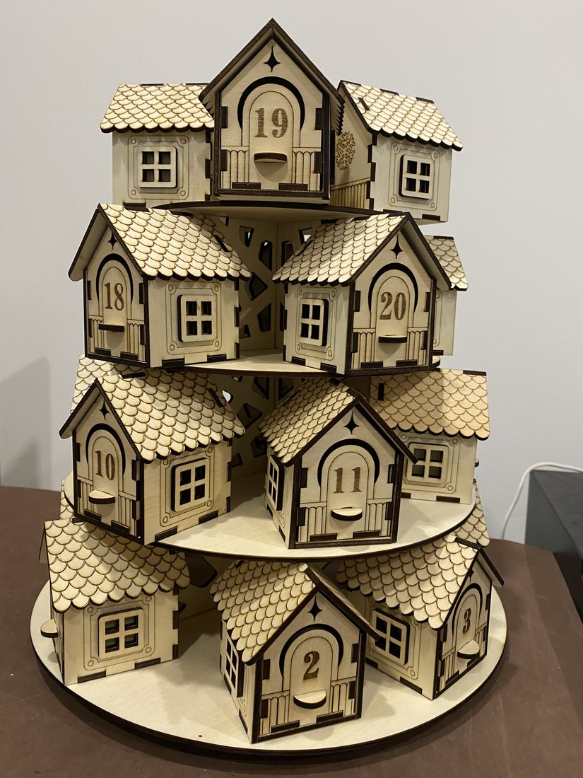Calendario de adviento de madera giratorio con casitas numeradas del 1 al 24