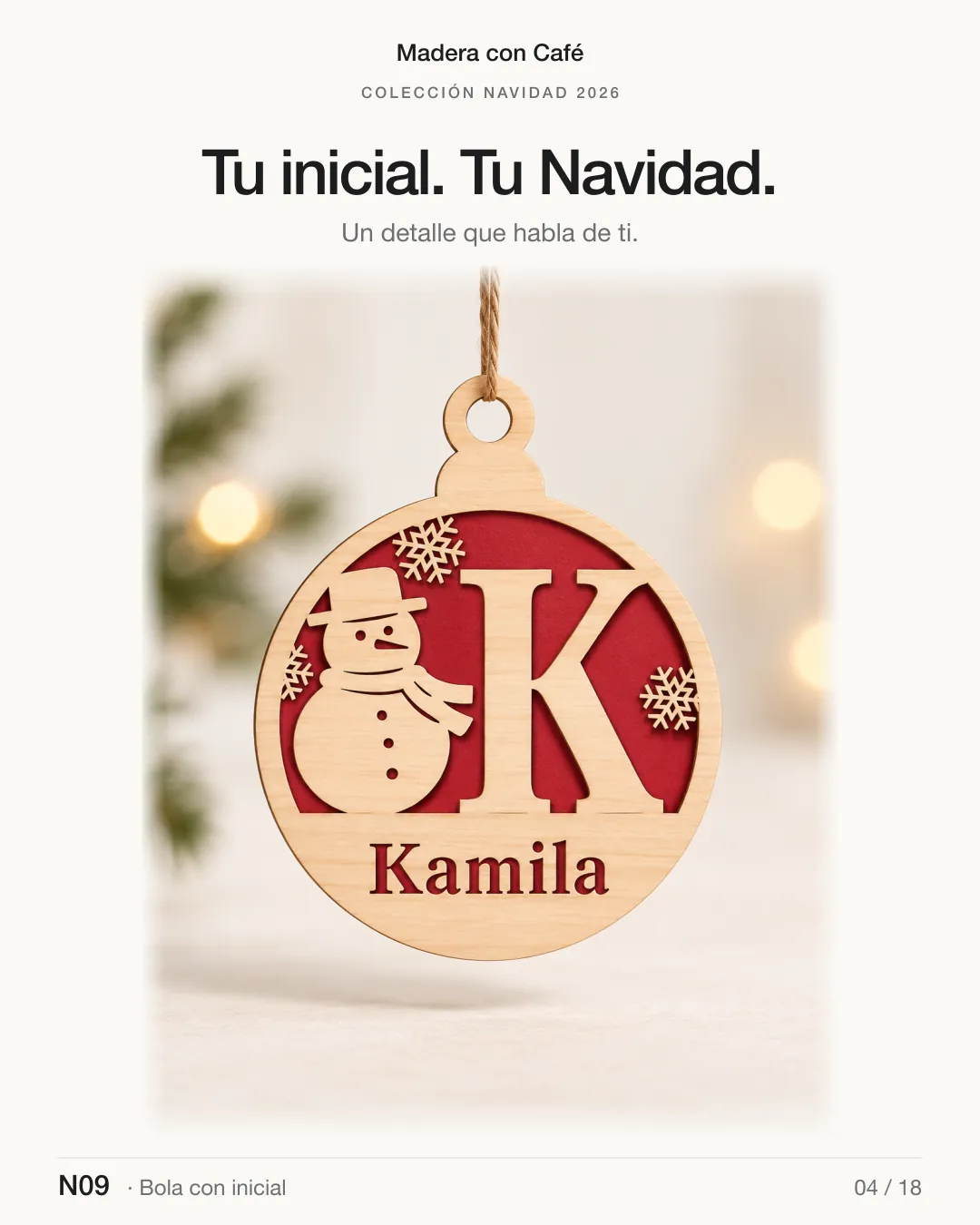 Bola con inicial de madera, Navidad 2026 — Madera con Café (ref. N09)