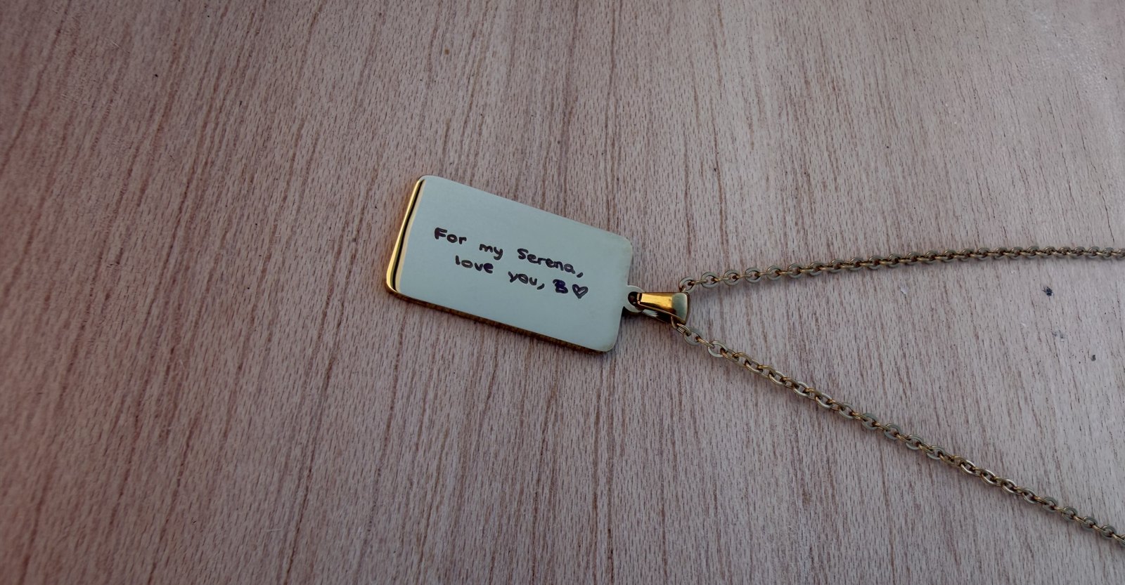 Collar con cadena y colgante con baño de oro, con una dedicatoria manuscrita grabada a láser