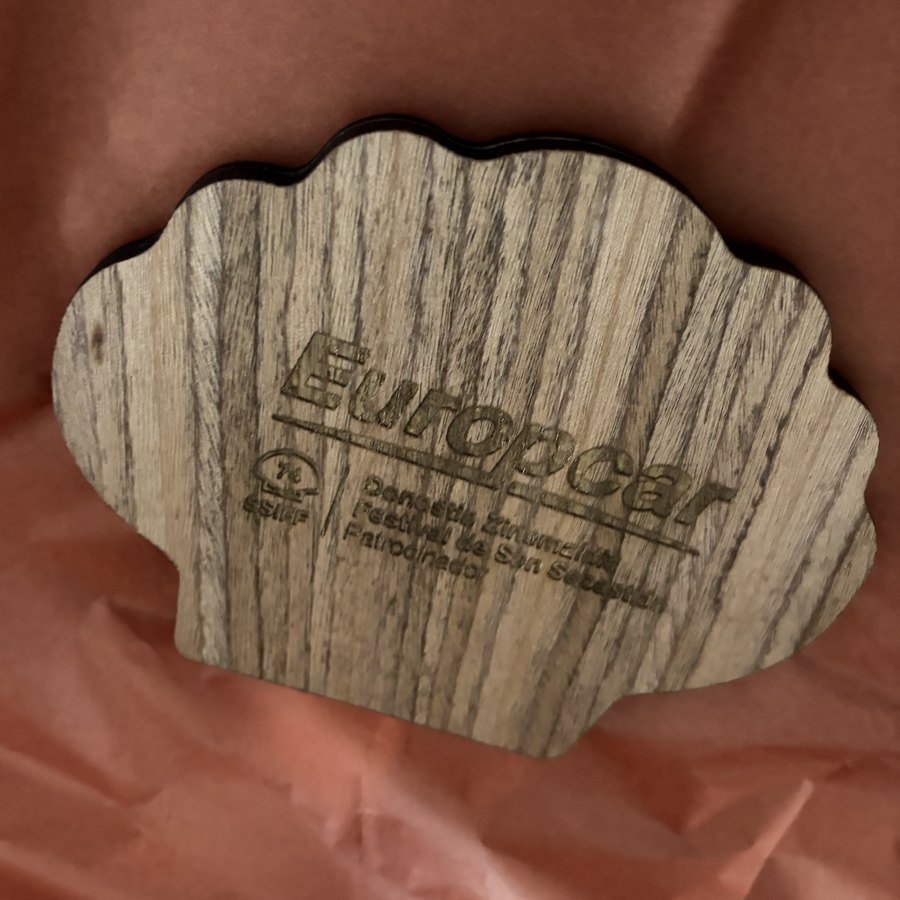 Plato concha de madera grabado con el logo de Europcar para el Festival de San Sebastián