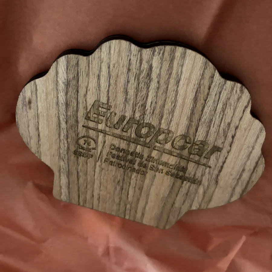Fotografía real del platillo de madera con forma de concha y los logotipos de Europcar y del Festival de San Sebastián