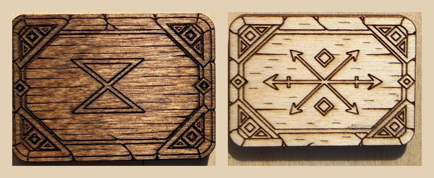 Dos fichas de juego de mesa de madera grabadas a láser con marco tallado y símbolo rúnico central, una teñida en tono oscuro y otra en madera clara