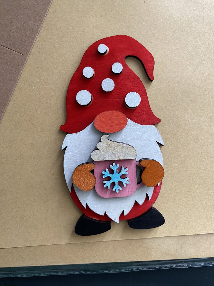 Gnomo de Navidad de madera pintado a mano con gorro rojo y taza con copo de nieve