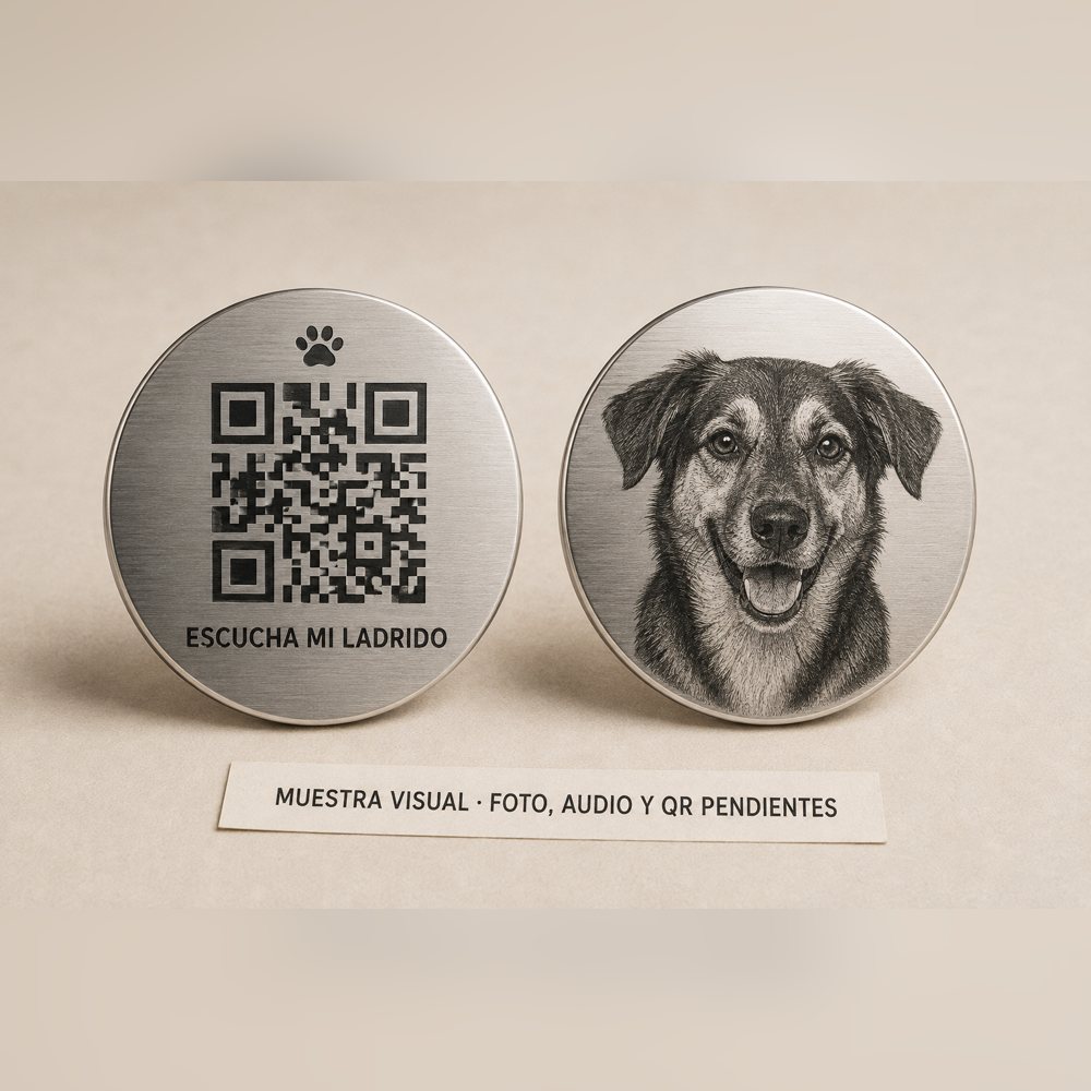 Muestra visual del colgante con la foto de tu perro: retrato grabado por delante y QR «Escucha mi ladrido» por detrás — Madera con Café