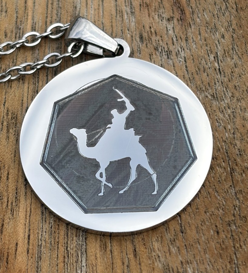 Colgante de acero con dibujo grabado a laser, hecho por encargo