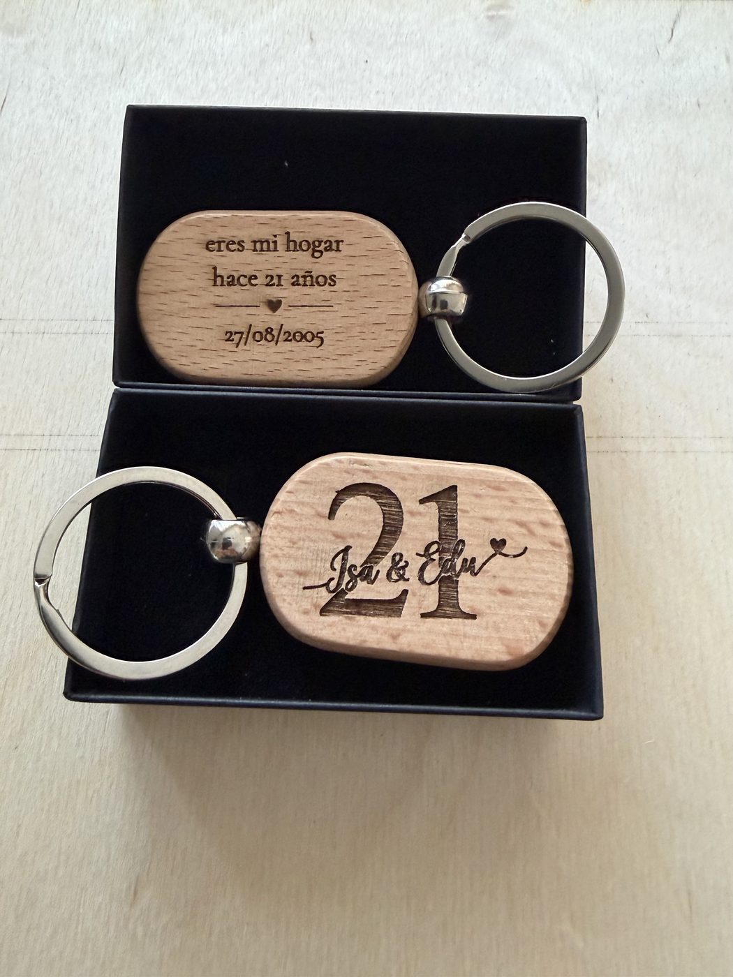 Detalles de boda con QR que abren vuestro vídeo — Madera con Café