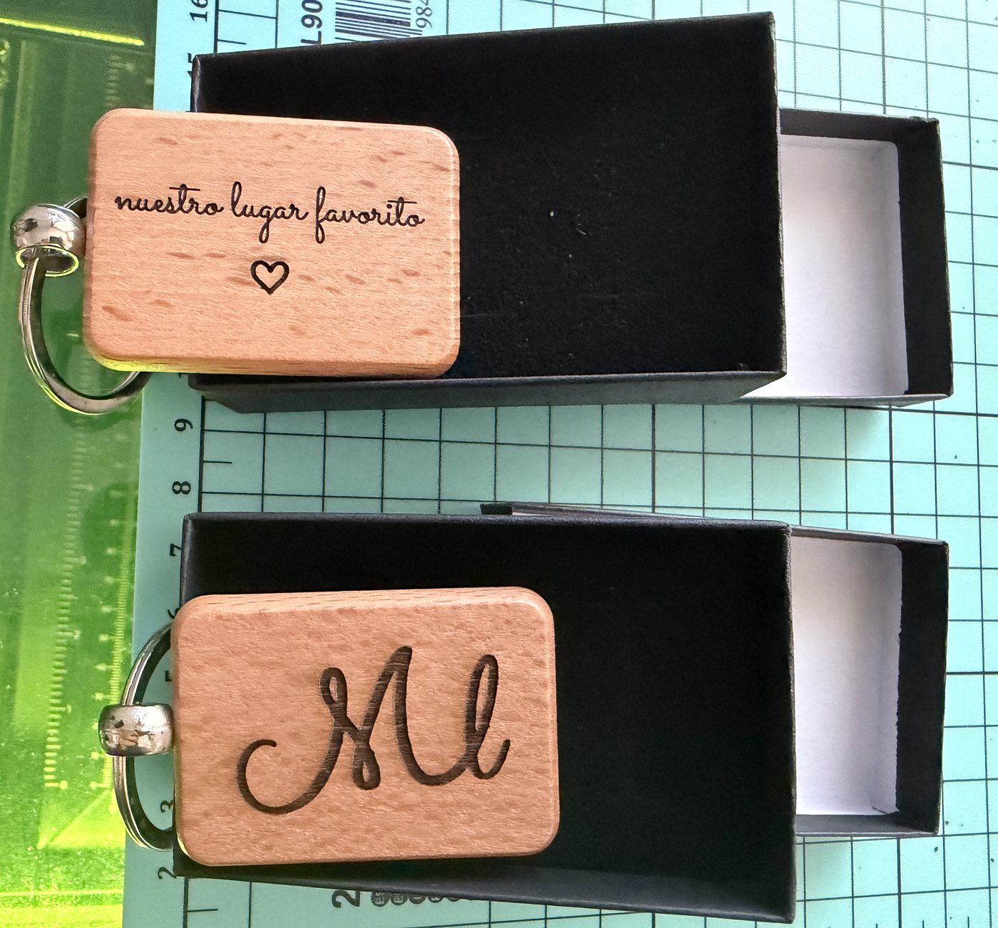Llaveros personalizados de madera grabados a láser, en su cajita