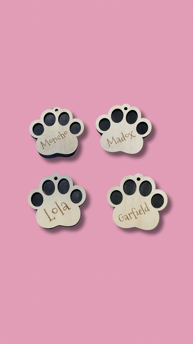 Llaveros de huella de madera personalizados con nombres de mascotas Moncho, Madox, Lola y Garfield