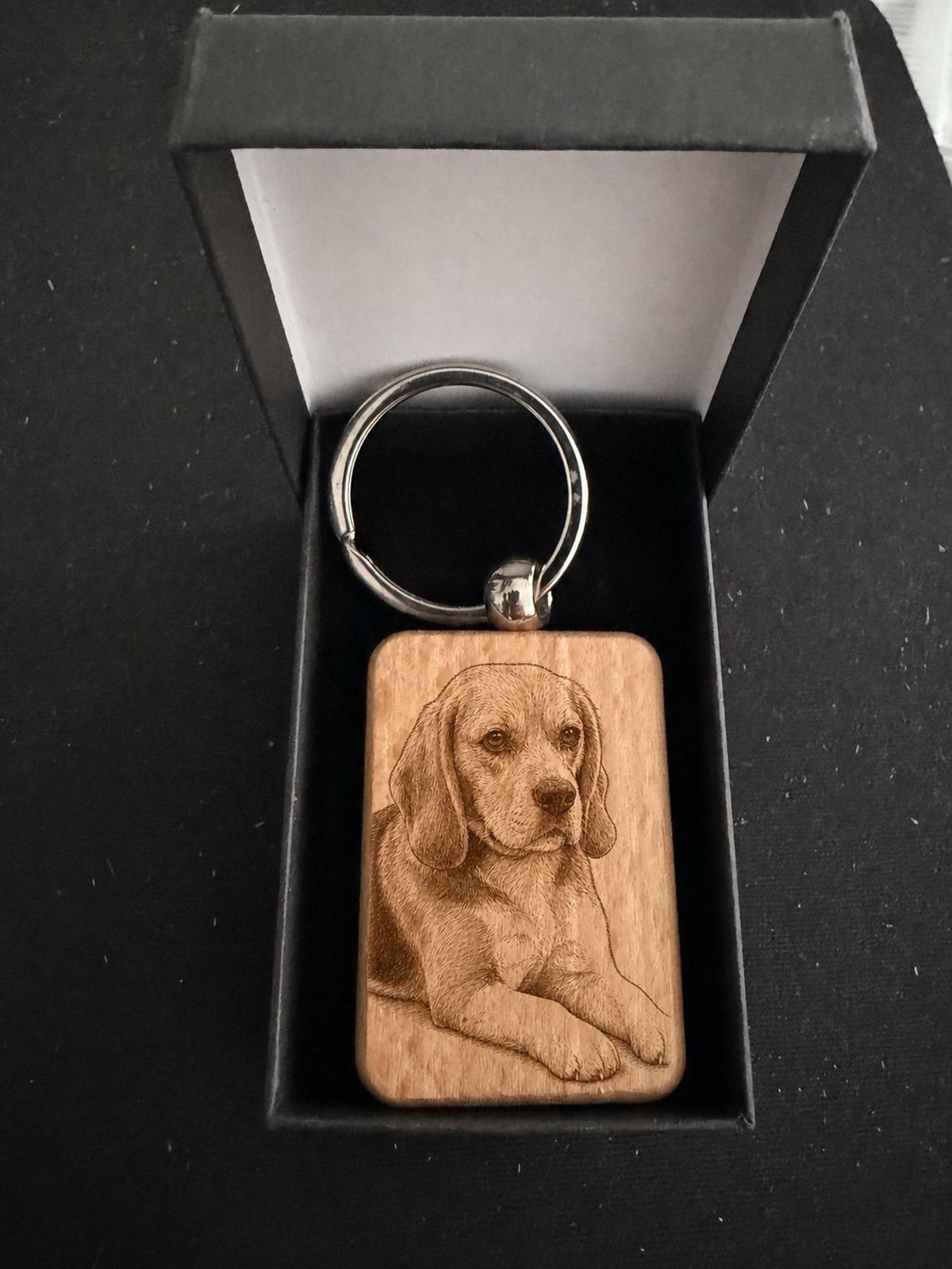 Llavero de madera con la foto de River, un beagle, grabada a láser en su cajita negra