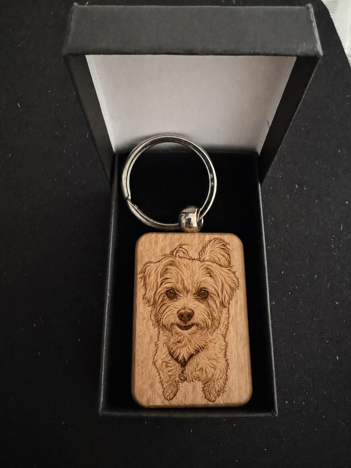 Llavero de madera con la foto de Charley, un perro pequeño de pelo largo claro, grabada a láser