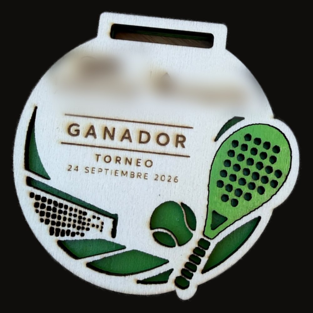Medalla de madera troquelada a dos capas para un torneo de padel, con los logos de los patrocinadores grabados a laser y la capa trasera en verde asomando por los calados, fabricada por Madera con Cafe en Barcelona