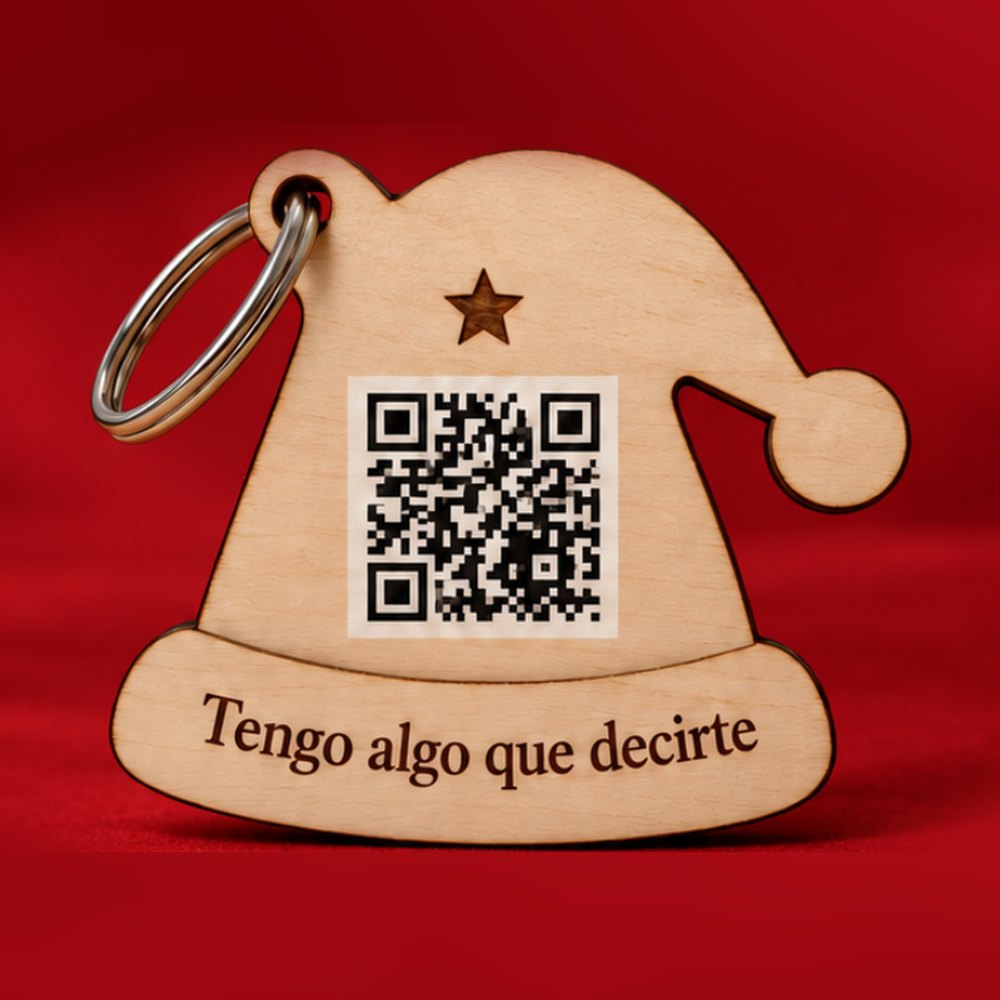 Llavero de madera con forma de gorro de Santa, QR y la frase «Tengo algo que decirte» — muestra visual de Madera con Café