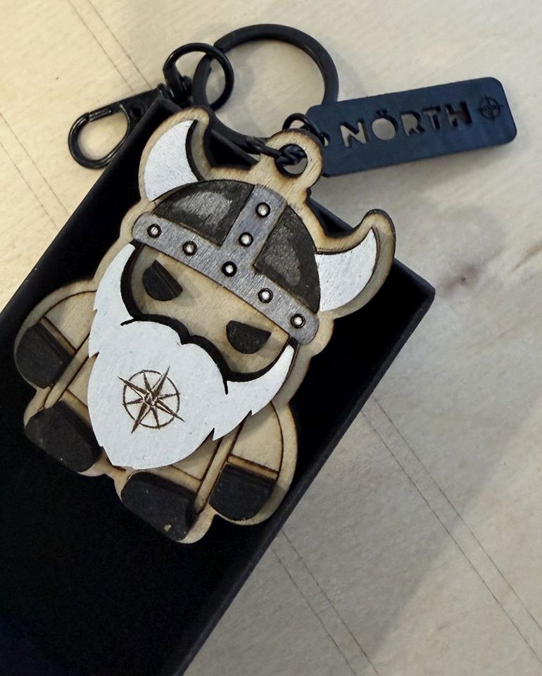 Llavero vikingo de madera de la colección NORTH con casco de dos capas, barba blanca y la brújula grabada