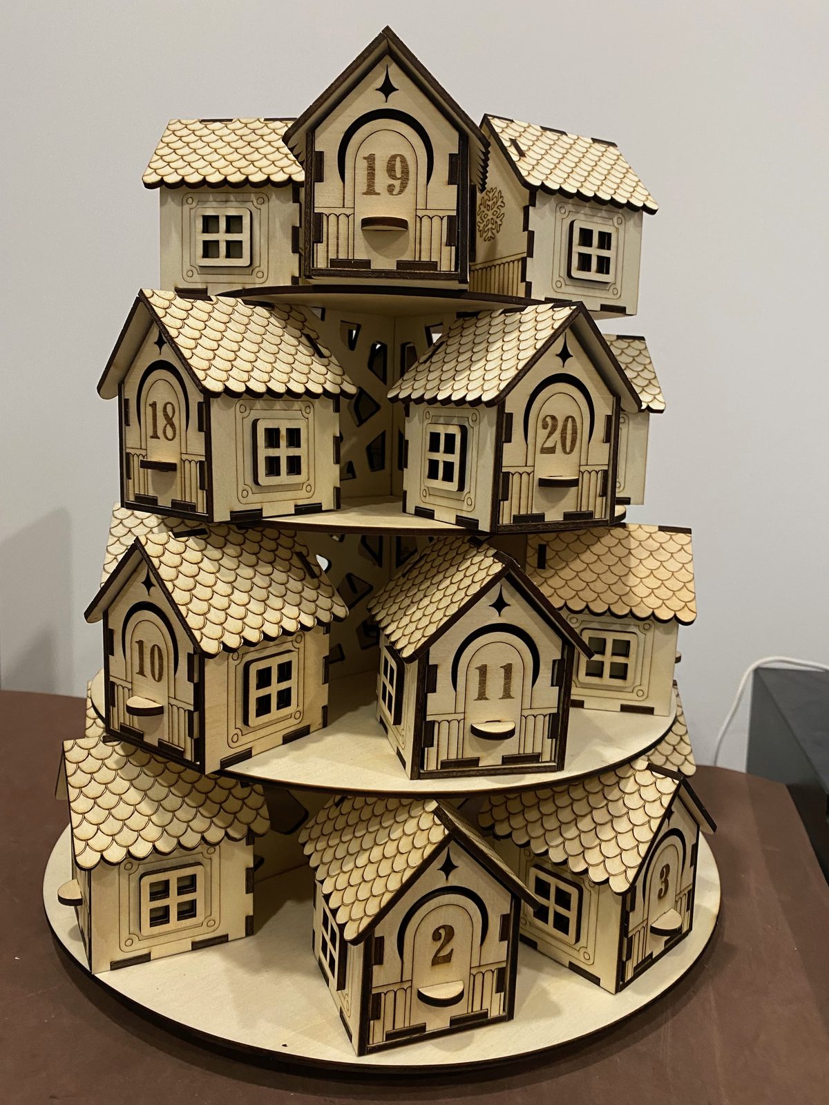 Casitas de adviento decoración navideña grabada en madera