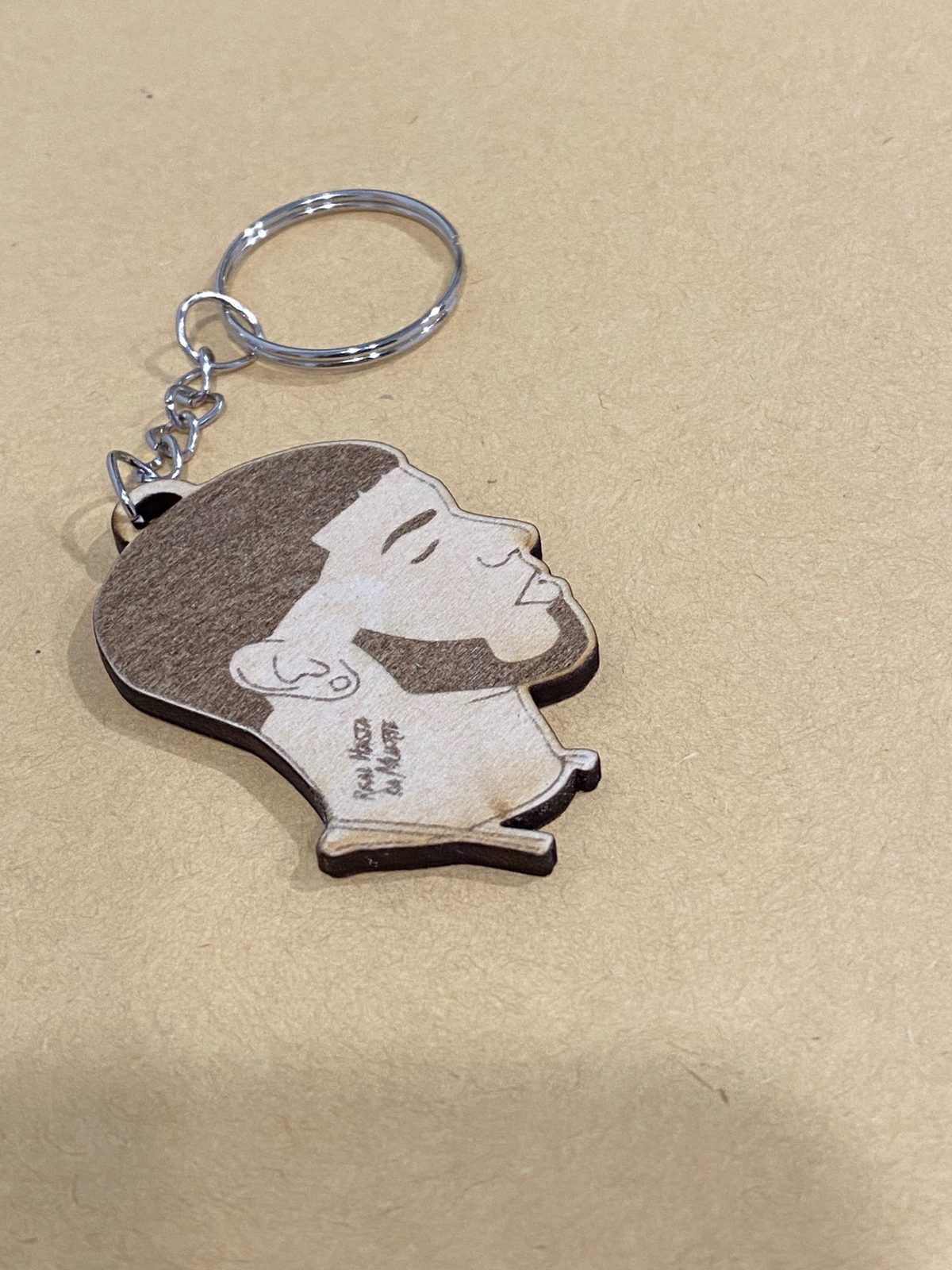 Llavero personalizado grabado láser con retrato en madera