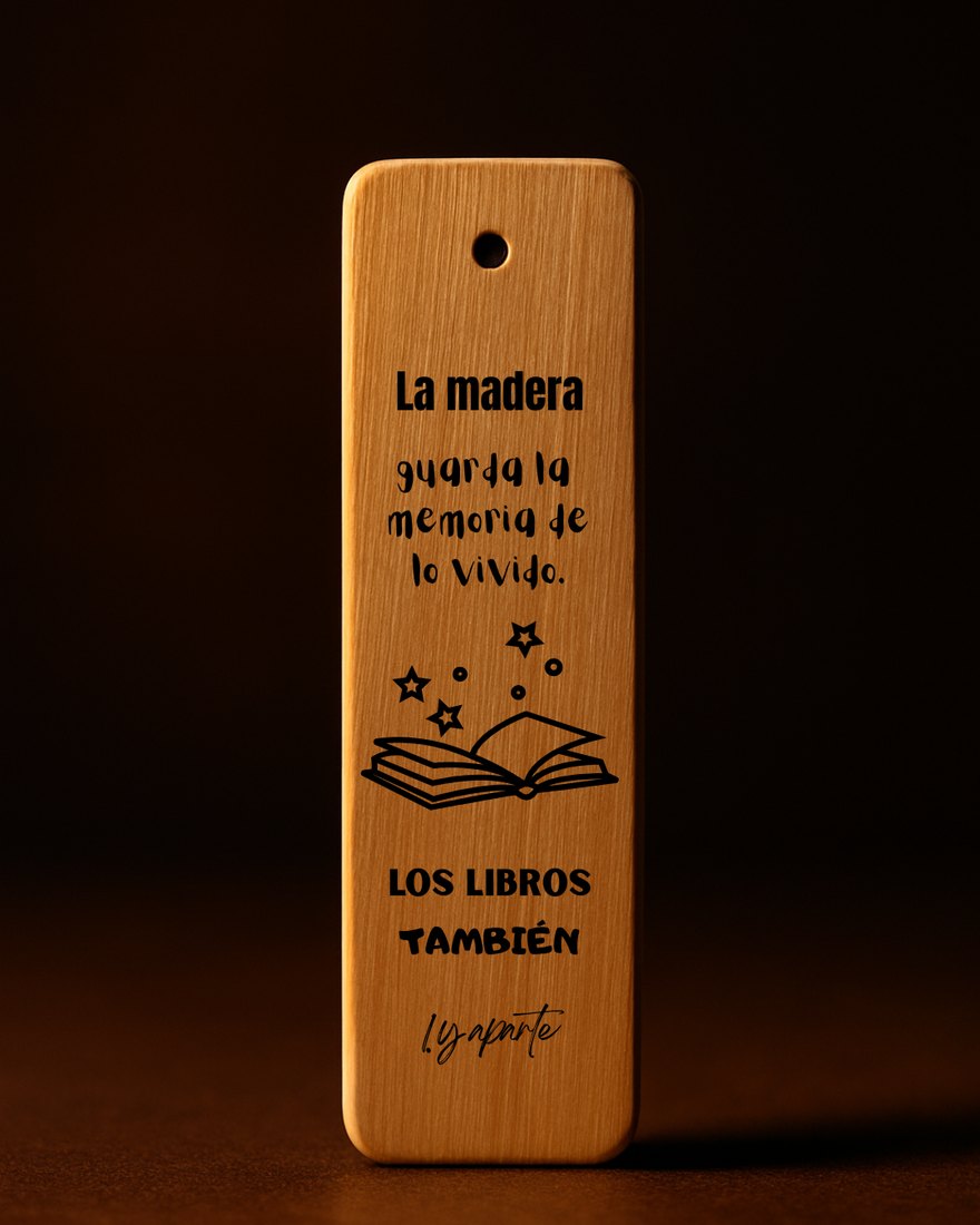 Punto de libro de madera grabado con la frase La madera guarda la memoria de lo vivido