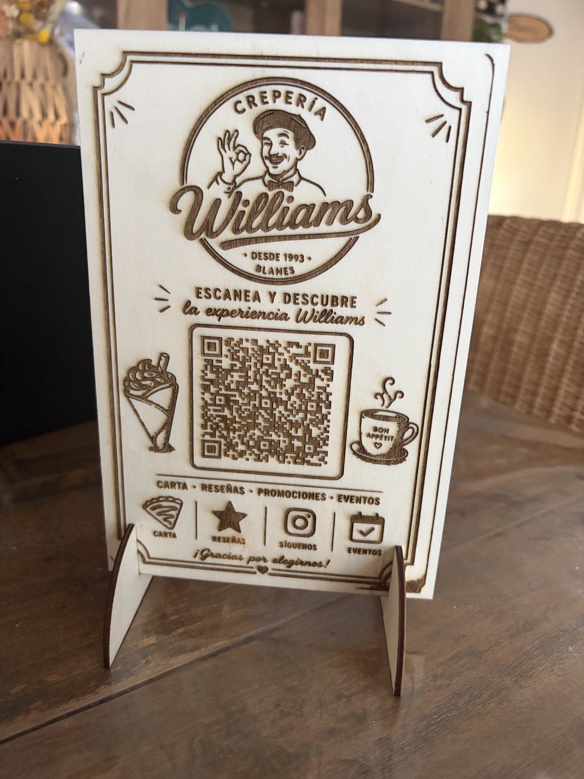 Placa de madera grabada con QR de reseñas para Crepería Williams de Blanes
