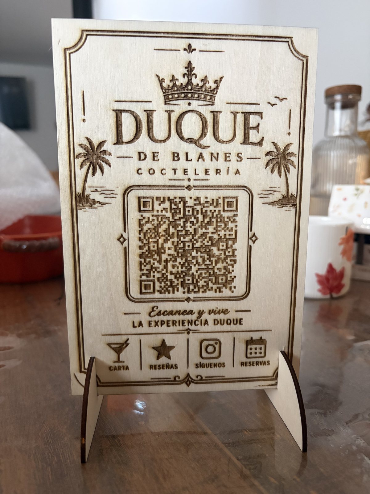 Placa de madera grabada con QR de reseñas para Duque de Blanes Coctelería