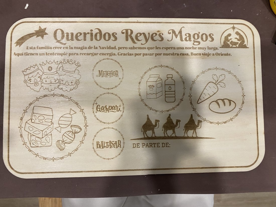 Tabla bandeja de madera grabada Queridos Reyes Magos para la noche de Reyes
